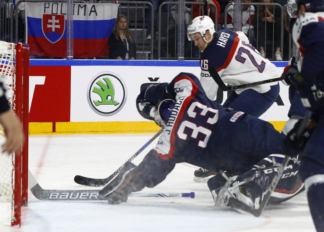 Zákrok slovenského brankáře Júlia Hudáčka v duelu s USA