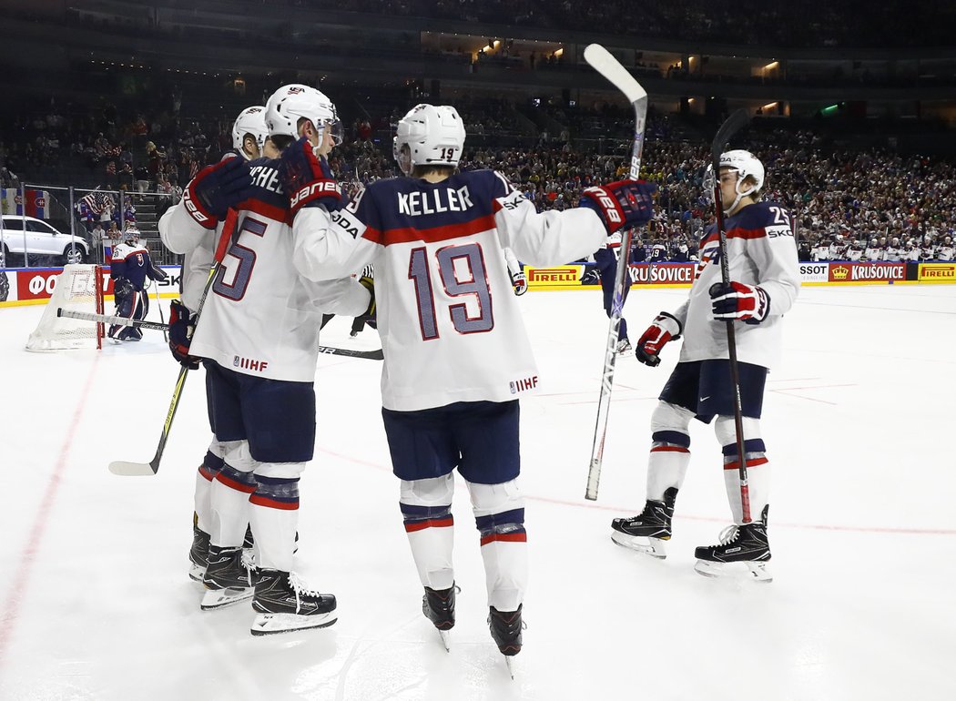 Američtí hokejisté se radují z gólu proti Slovensku