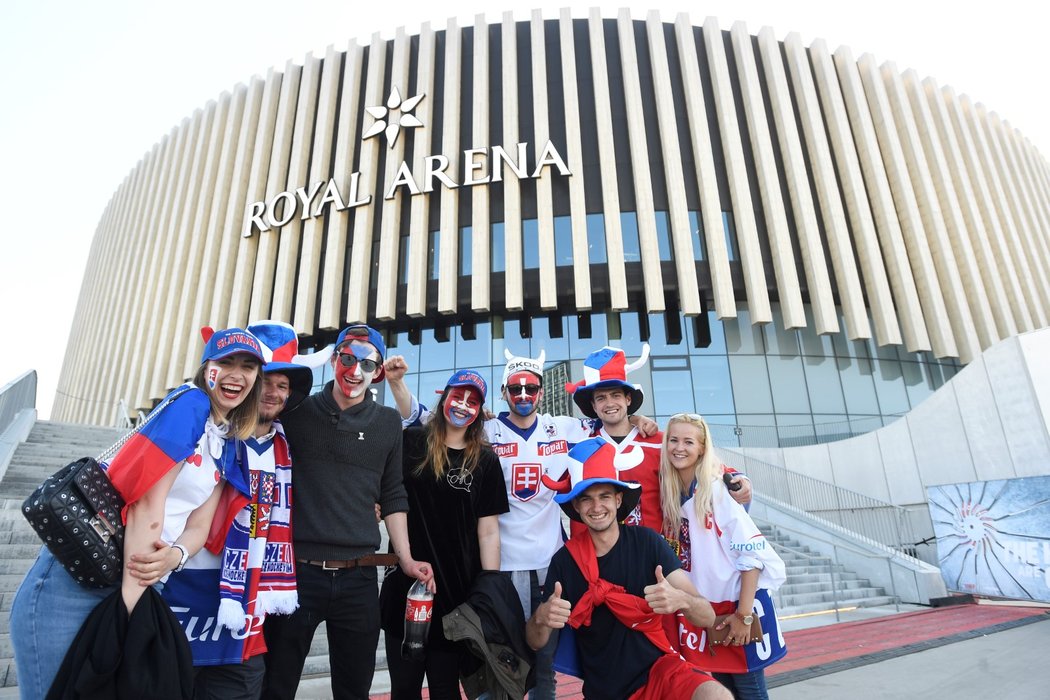 Skupinka českých fanoušků před halou v Kodani, ve které vstoupí čeští hokejisté do světového šampionátu duelem proti Slovensku