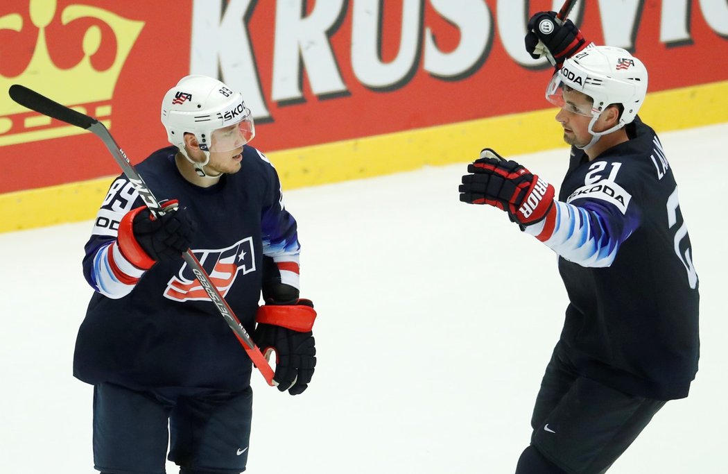 Cam Atkinson (vlevo) slaví s Dylanem Larkinem vítězný gól USA proti Lotyšsku