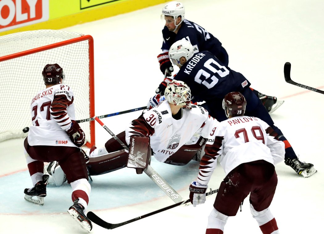 Chris Kreider (20) překonává Elvise Merzlikinse a posílá USA do vedení