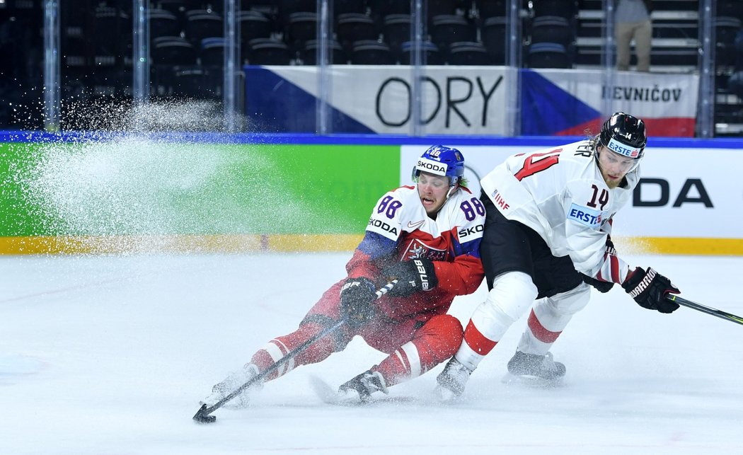 David Pastrňák nedostal proti Rakousku ani chvilku klidu, jako v tomto případě od Patricka Petera