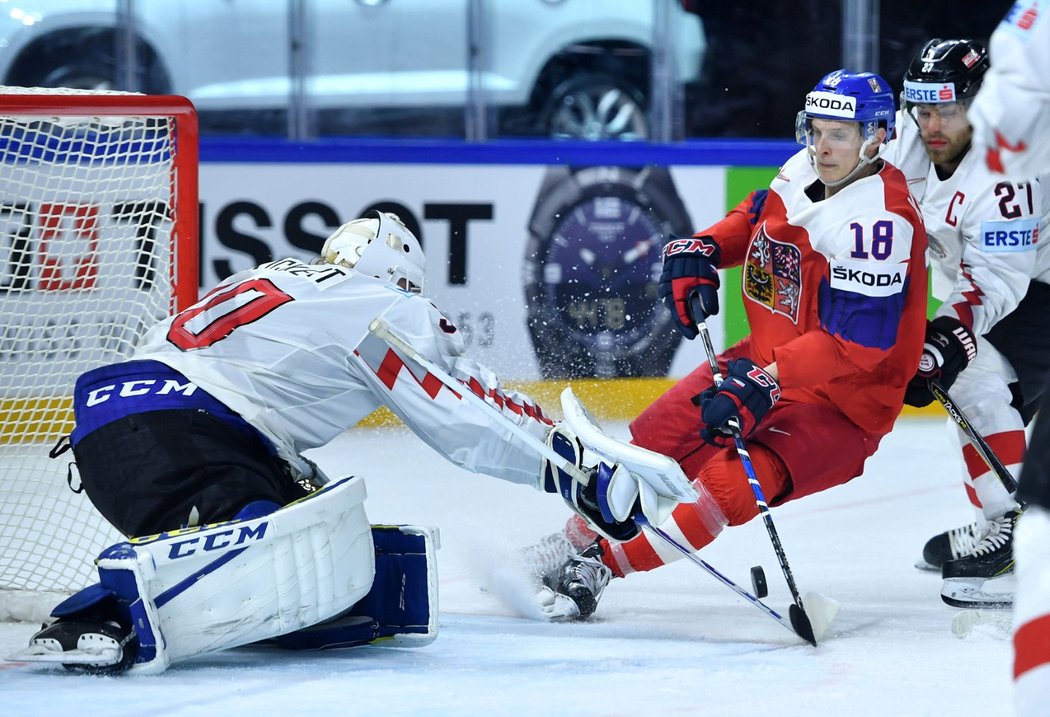 Český útočník Dominik Kubalík se tlačí před branku Davida Kickerta v utkání proti Rakousku