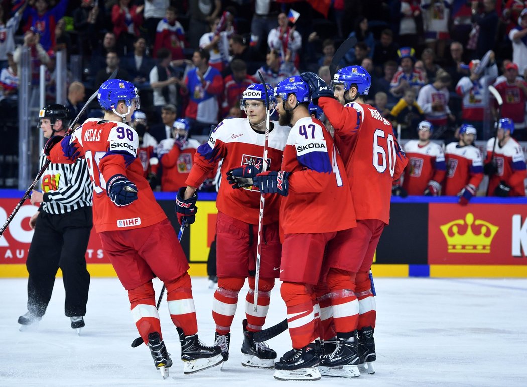 Čeští hokejisté se radují z třetí gólu utkání proti Rakousku, kterou vstřelil Dominik Kubalík