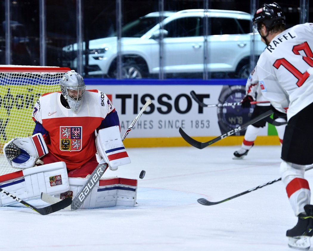 Největší hvězda rakouského týmu Michael Raffl našel dvakrát recept na Pavla Francouze