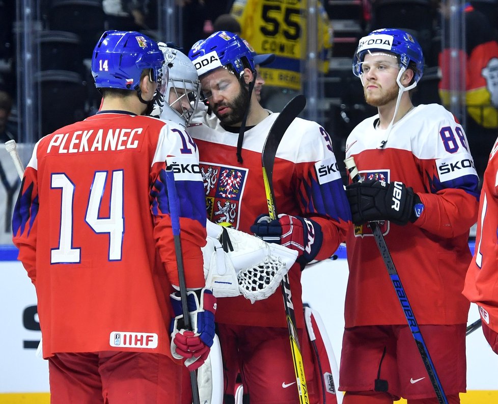 Čeští hokejisté v čele s Pavlem Francouzem se radují z vítězství 4:3 nad Rakouskem