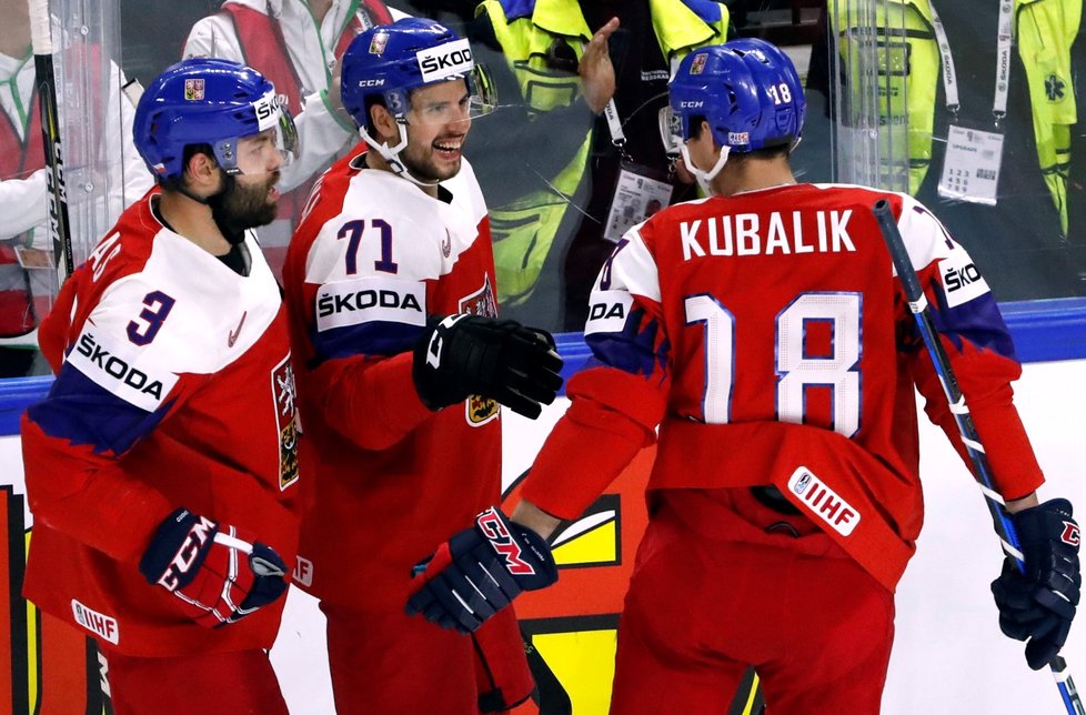 Čeští hokejisté se radují z úvodní branky utkání proti Rakousku, kterou vstřelil Tomáš Hyka