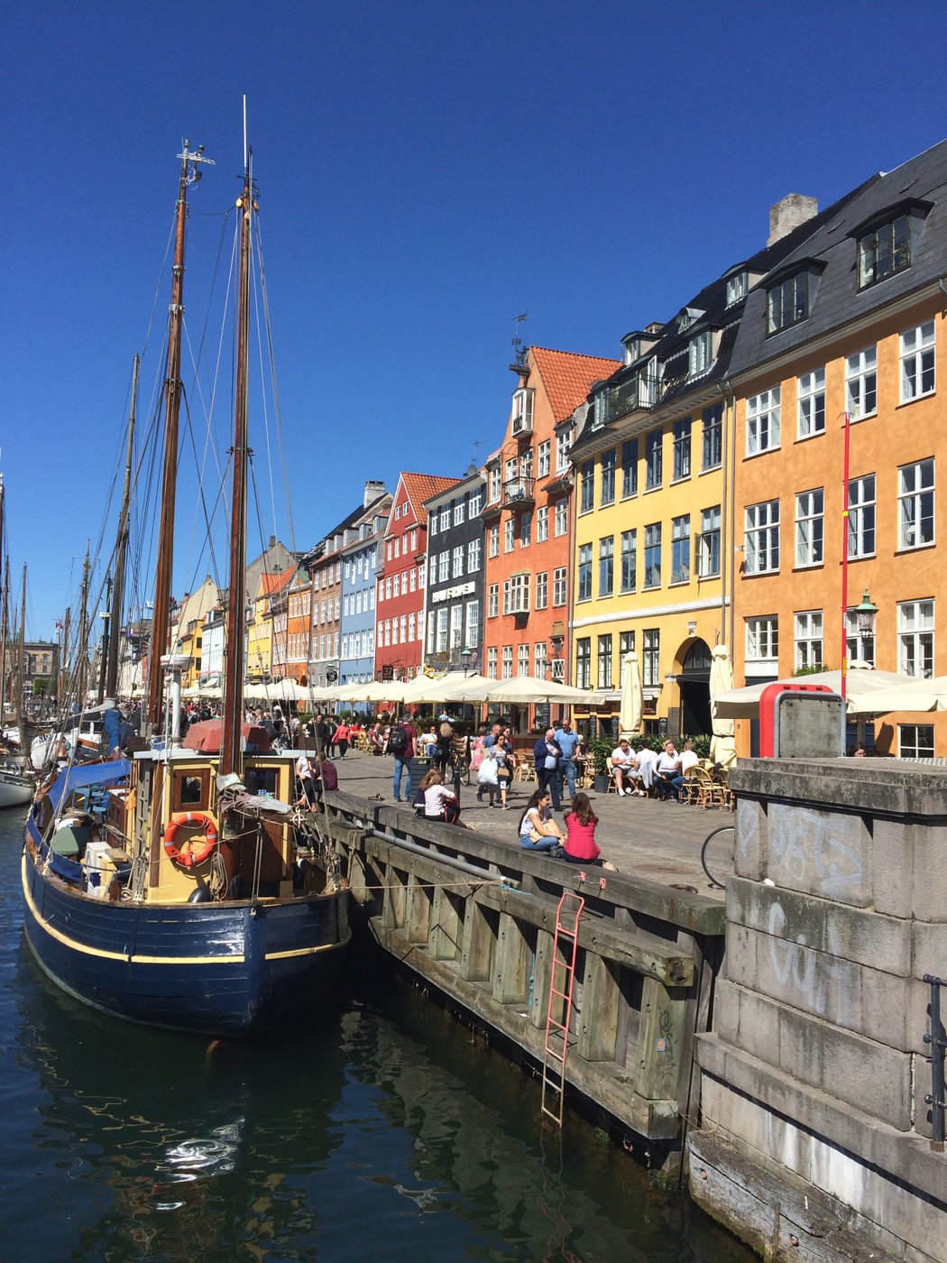Barevné domy u vodního kanálu Nyhavn jsou dominantní památkou centra Kodaně