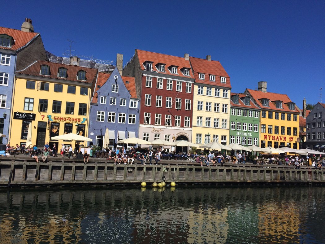 Barevné domy u vodního kanálu Nyhavn z druhé strany