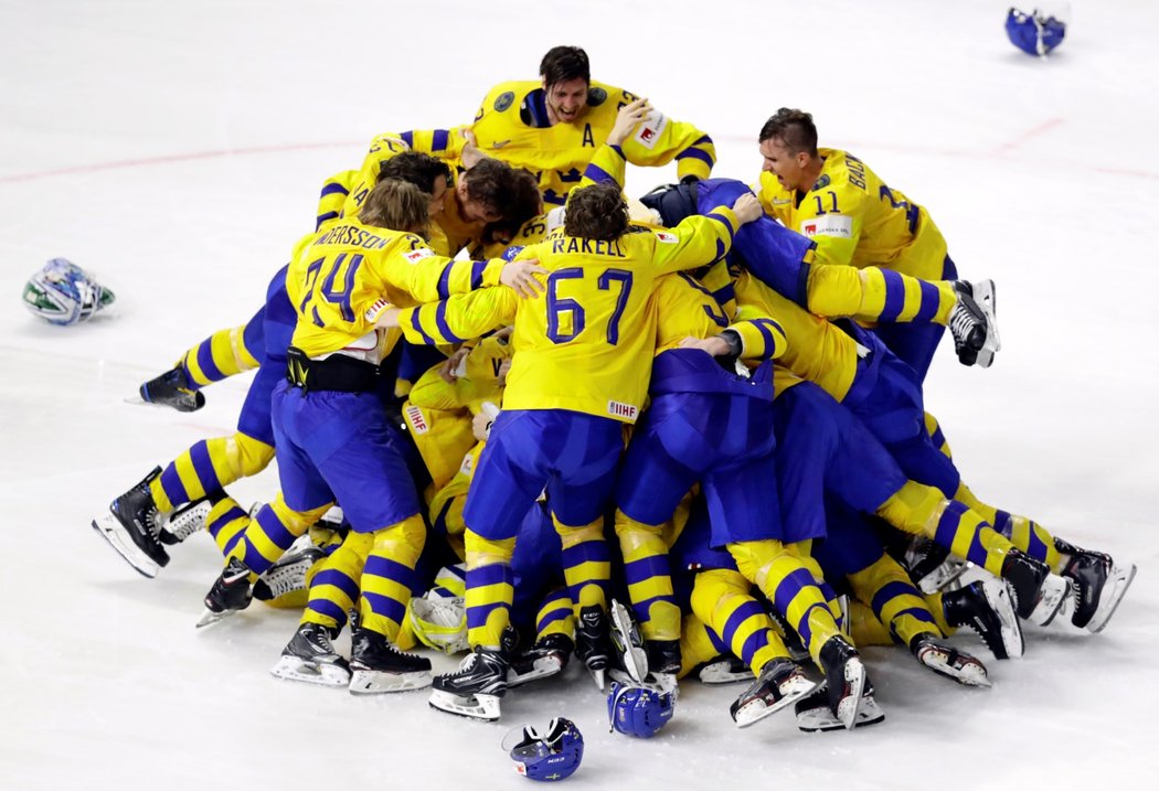 Švédští hokejisté euforicky slaví obhajobu zlatých medailí, stejně jako loni uspěli v nájezdech