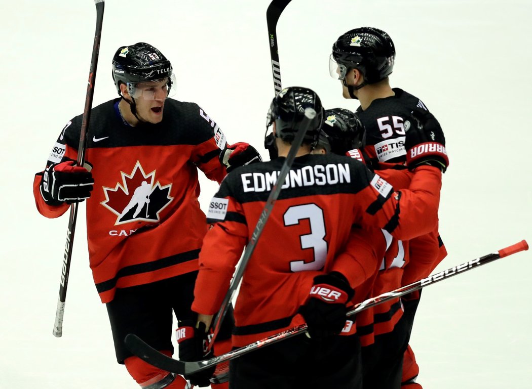 Hokejisté Kanady se radují z vyrovnávací branky utkání proti Finsku, kterou vstřelil Jean-Gabriel Pageau