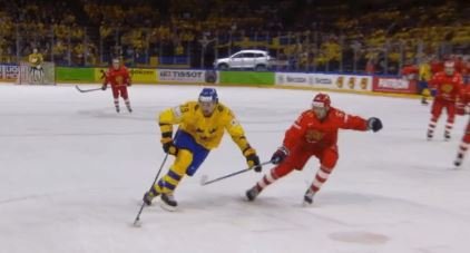 Švédský útočník Filip Forsberg si v souboji proti ruskému obránci hodil hokejku jen do jedné ruky