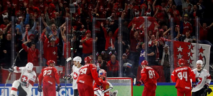 Švýcarský obránce Gaetan Haas se raduje ze snížení na 3:4 v závěru utkání s Ruskem