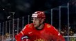 Ruský útočník Ilja Kablukov kontroluje kotouč v utkání proti Švýcarsku