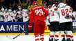 Švýcarští hokejisté se radují ze vstřelené branky Ramona Untersandera v utkání proti Rusku