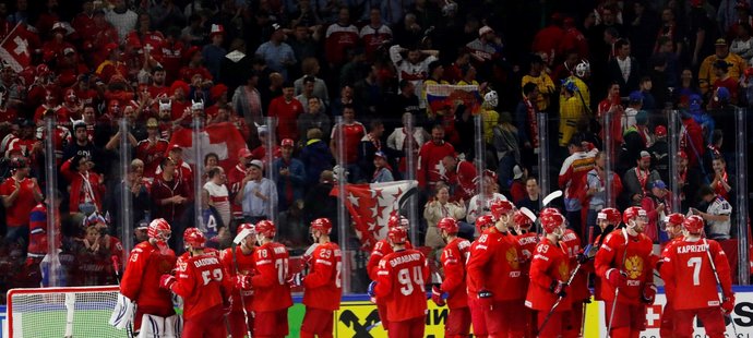 Ruští hokejisté slaví vítězství 4:3 nad Švýcarskem