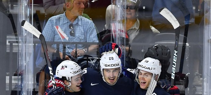 Američtí hokejisté se radují z úvodní branky utkání, kterou vstřelil útočník Chris Kreider