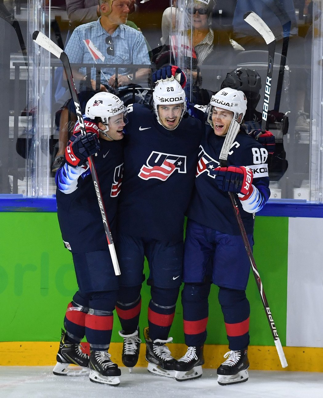 Američtí hokejisté se radují z úvodní branky utkání, kterou vstřelil útočník Chris Kreider