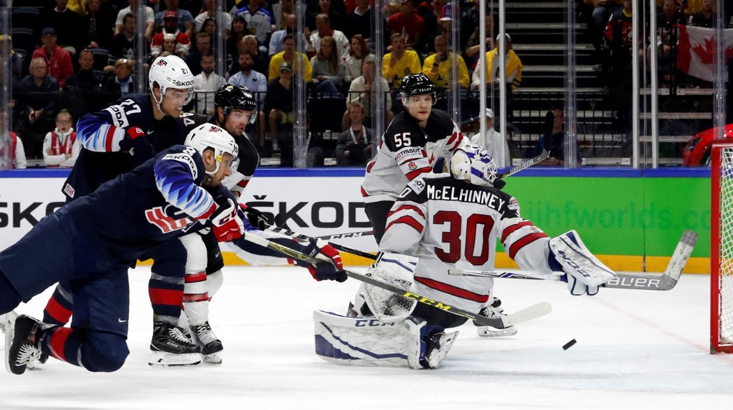 Kanadský brankář Curtis McElhinney se už marně natahoval po gólové dorážce Nicka Bonina na 2:1