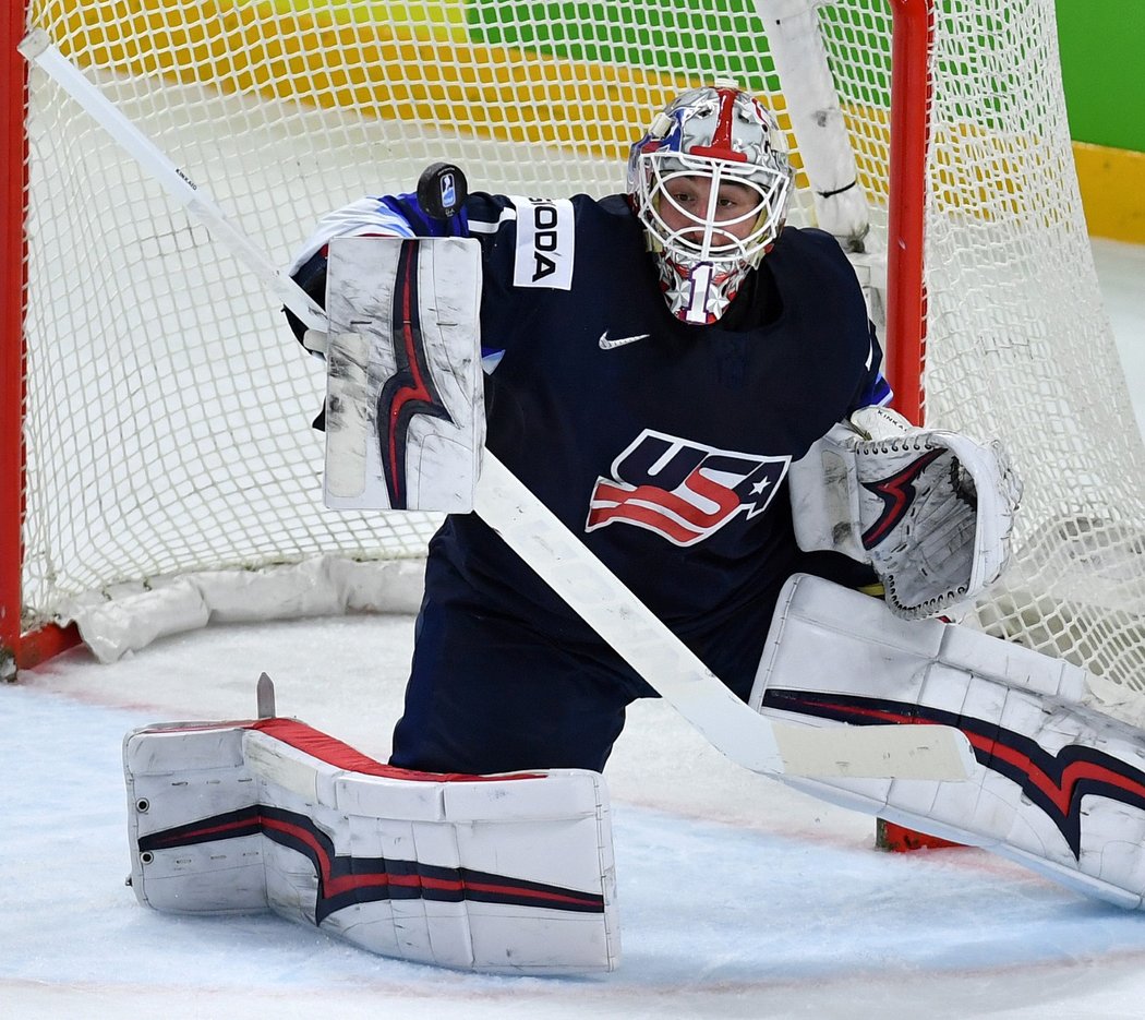 Americký brankář Keith Kinkaid likviduje střelu v utkání o bronz proti Kanadě