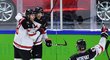 Kanadští hokejisté se radují z vyrovnávací branky, kterou vstřelil obránce Marc-Edouard Vlasic
