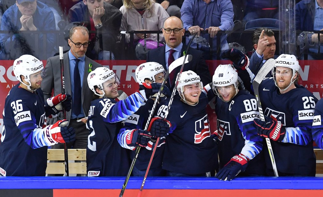 Je to tam! Američtí hokejisté se na střídačce radují z gólu do prázdné branky