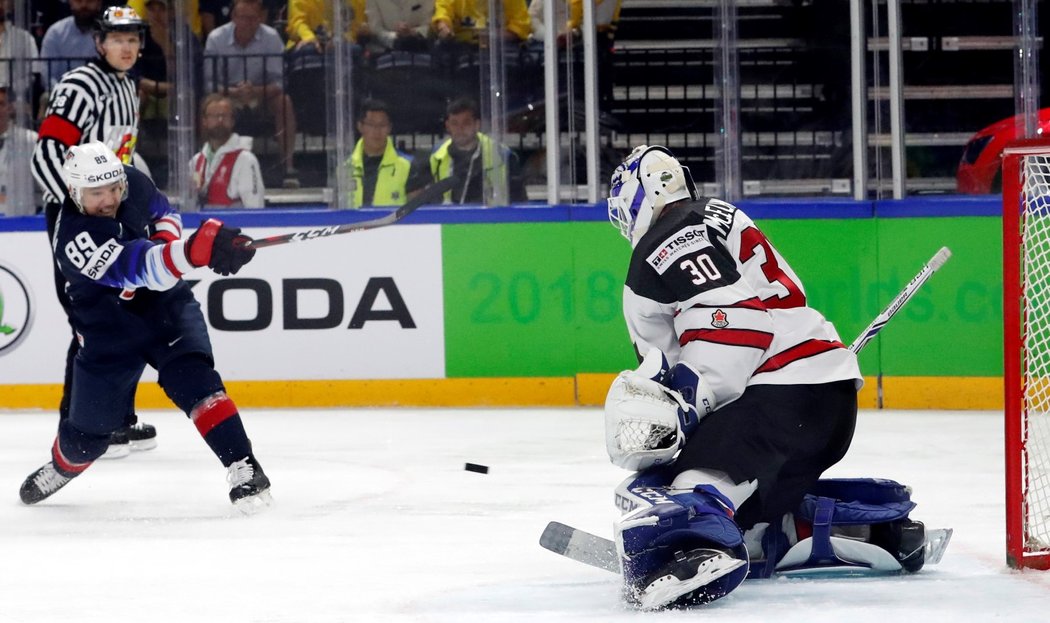 Americký útočník Cam Atkinson pálí na branku Curtise McElhinneyho v utkání o bronz proti Kanadě