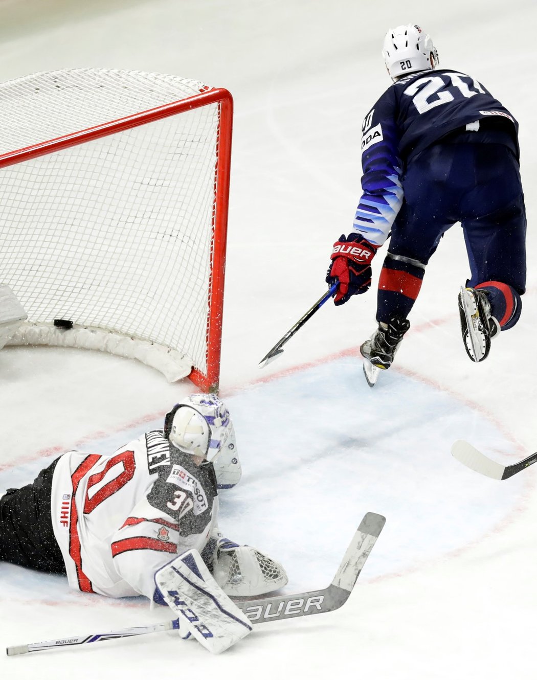 Parádním blafákem překonal americký útočník Chris Kreider kanadského brankáře Curtise McElhinneyho