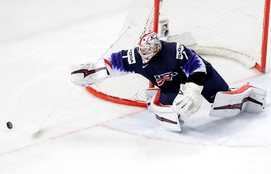 Americký brankář Keith Kinkaid zasahuje v utkání o 3. místo proti Kanadě