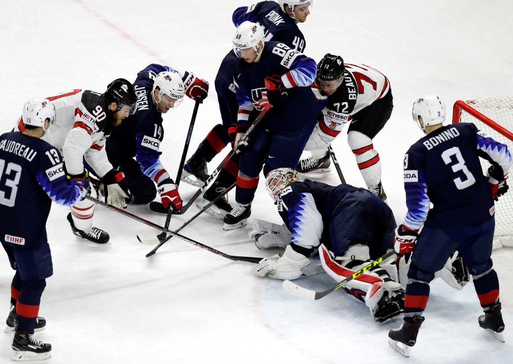 Obrovský závar před brankou amerického gólmana Keith Kinkaida vyzněl lépe pro USA