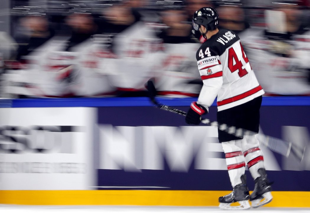 Kanadský obránce Marc-Edouard Vlasic se raduje se spoluhráči z gólu proti USA