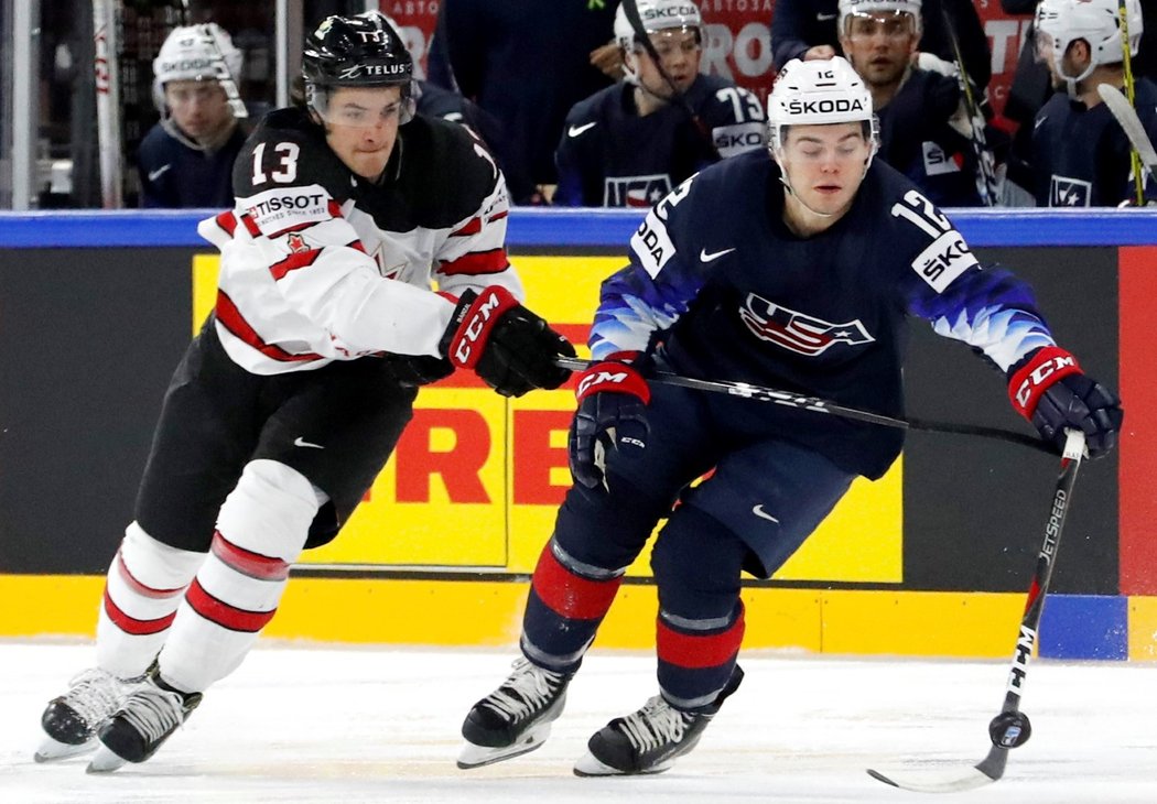 Zámořská bitva o bronz! Americký útočník Alex DeBrincat si kryje kotouč před Mathewem Barzalem z Kanady