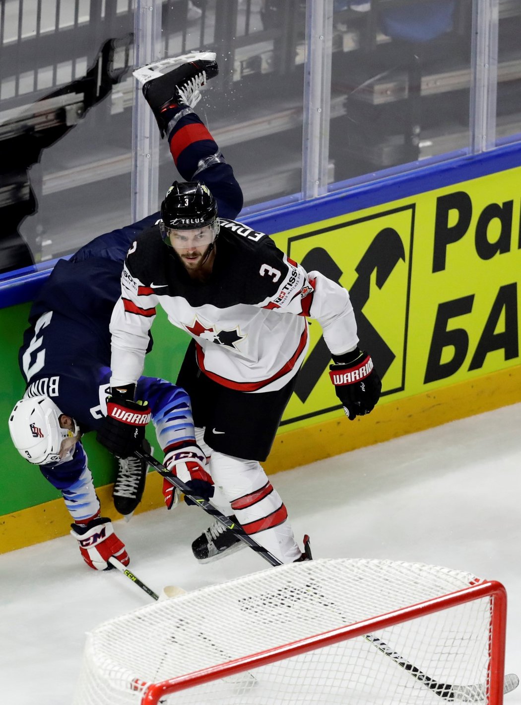 Americký útočník Nick Bonino se po souboji s Joelem Edmundsonem z Kanady podíval shora na ledovou plochu