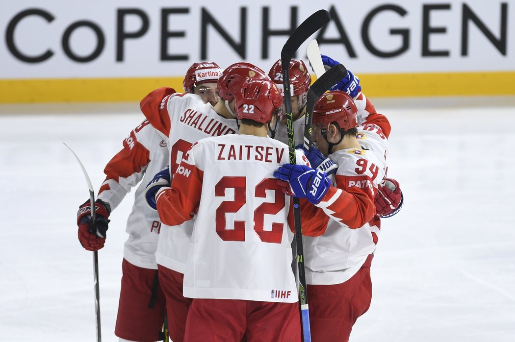 Hokejisté Ruska se radují z úvodní branky utkání, kterou vstřelil Nikita Nestěrov