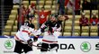 Kanadští hokejisté Bo Horvat a Ryan O&#39;Reilly se radují z druhé branky utkání proti Norsku