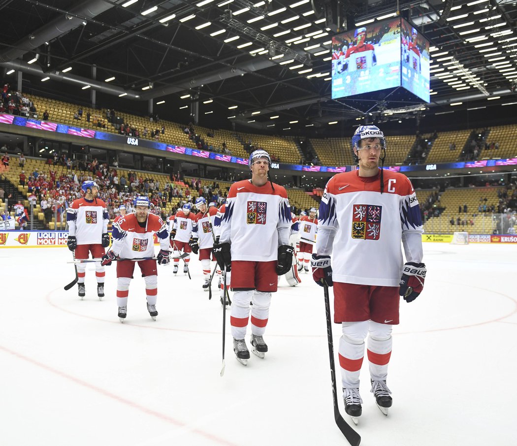 Kapitán Roman Červenka odvádí mužstvo z ledu
