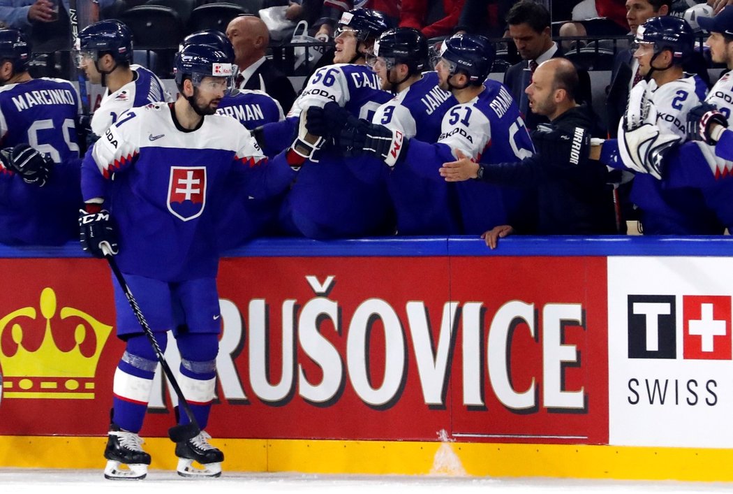 Útočník David Buc slaví svou trefu, kterou poslal Slovensko do vedení 2:0