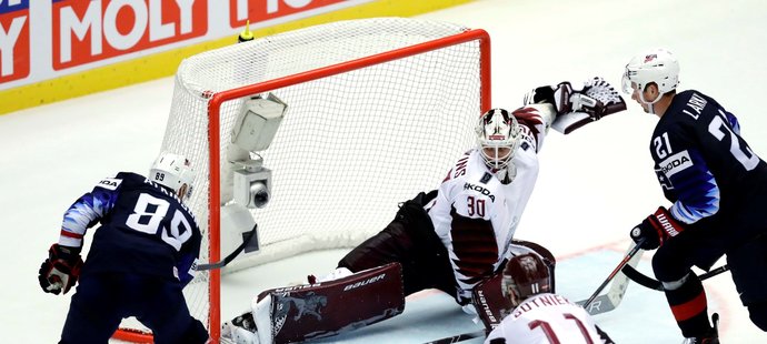 Cam Atkinson vystřelil Američanům druhý bod proti Lotyšsku, které slaví nečekaný zisk