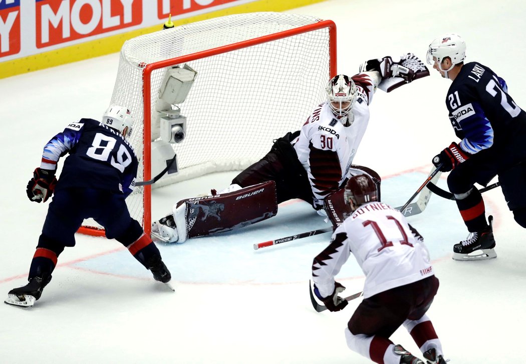 Cam Atkinson vystřelil Američanům druhý bod proti Lotyšsku, které slaví nečekaný zisk