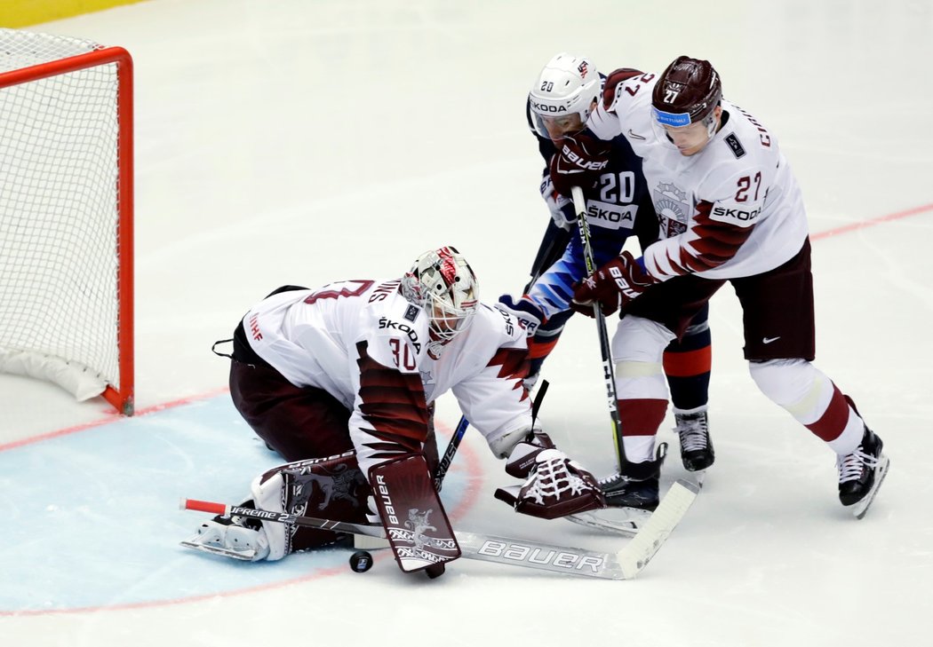 Chris Kreider v jedné z prvních útočných akcí USA proti Lotyšsku