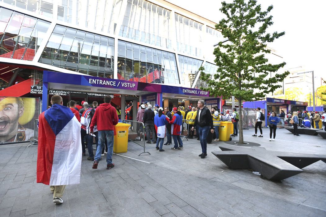 Čeští fanoušci před zápasem se Švédskem na hokejovém MS