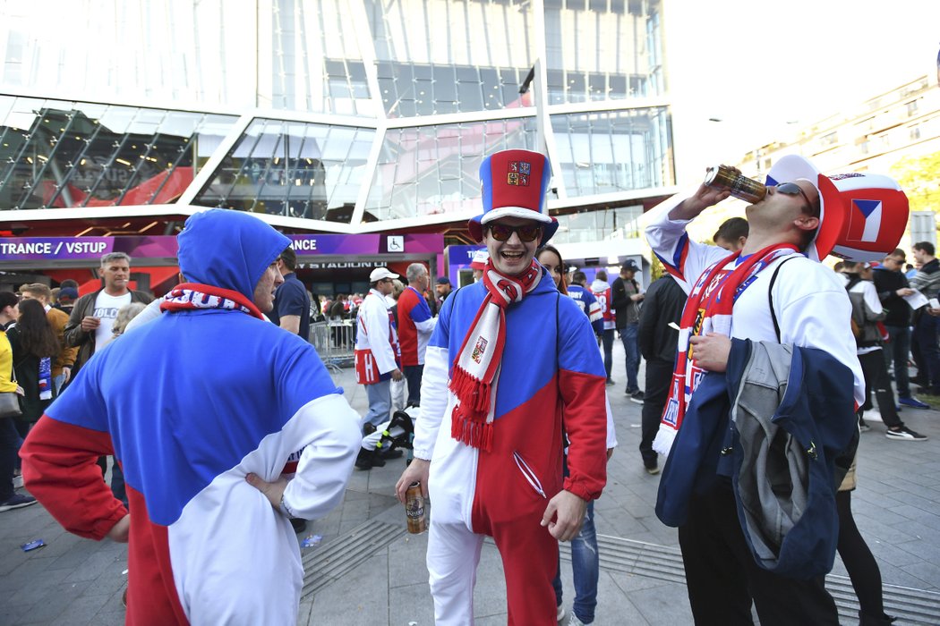 Čeští fanoušci před zápasem se Švédskem na hokejovém MS