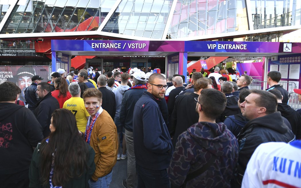 Čeští fanoušci před zápasem se Švédskem na hokejovém MS