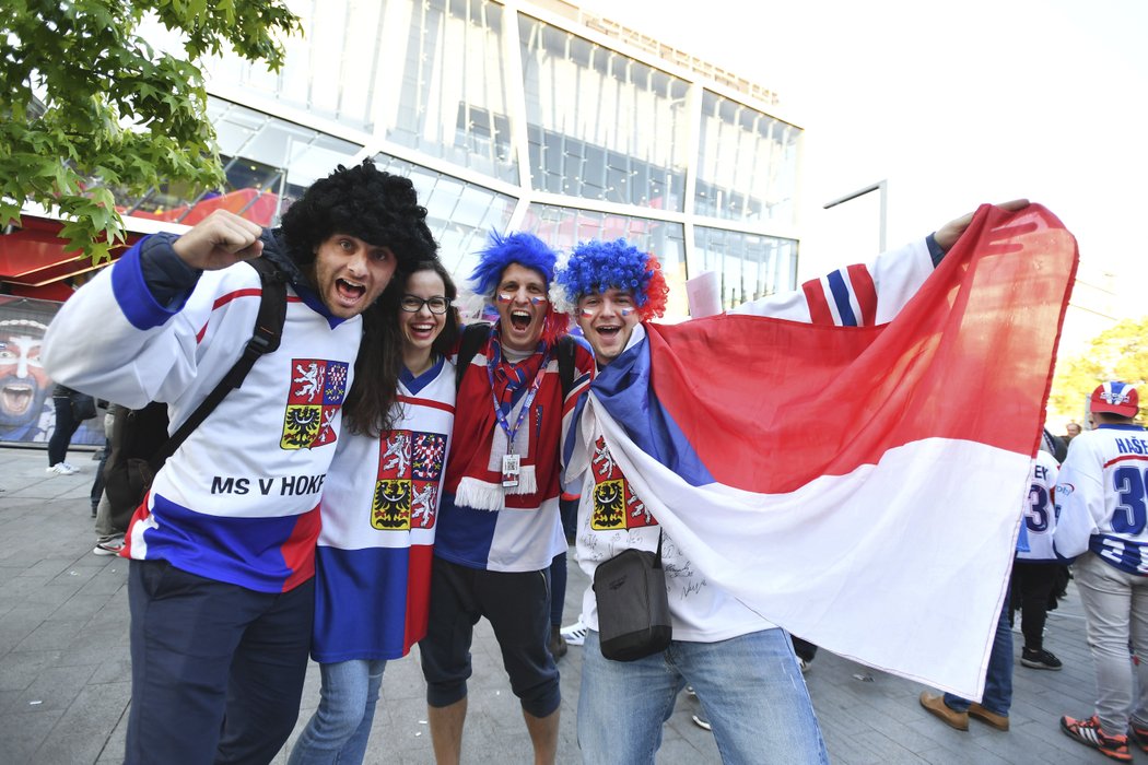 Čeští fanoušci před zápasem se Švédskem na hokejovém MS