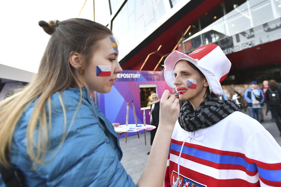 Čeští fanoušci před zápasem se Švédskem na hokejovém MS