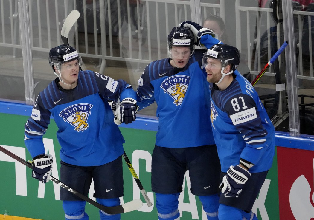 Finští hokejisté slaví gól Iira Pakarinena v semifinále proti Německu