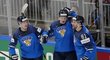 Finští hokejisté slaví gól Iira Pakarinena v semifinále proti Německu