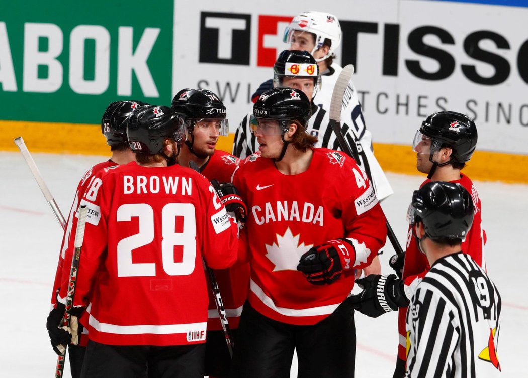 Radost kanadských hokejistů po brance proti Spojeným státům