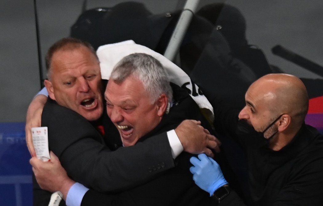 Kanadský kouč Gerard Gallant (vlevo) oslavuje s kolegy triumf ve finále mistrovství světa