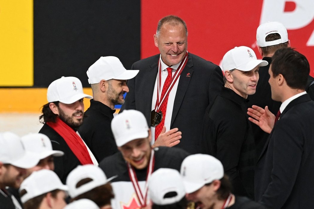 Trenér Gerard Gallant dovedl Kanadu na mistrovství světa v Lotyšsku k mini zázraku na ledě